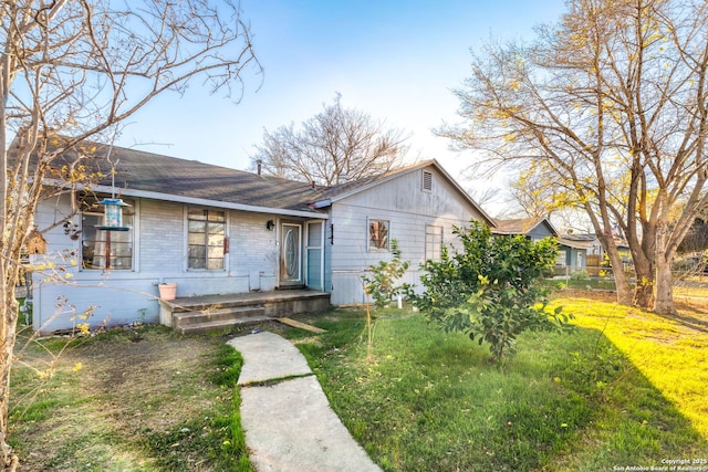 view of front of house featuring a front lawn