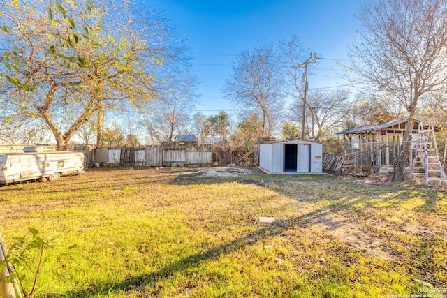 view of yard featuring a storage shed