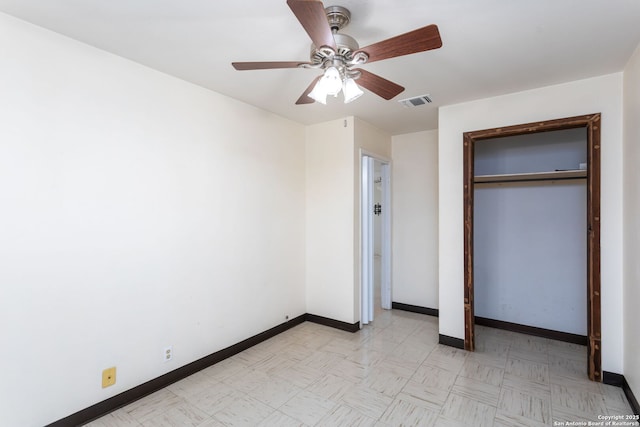 unfurnished bedroom featuring ceiling fan and a closet