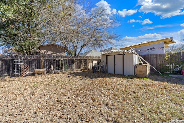 view of yard featuring a storage shed