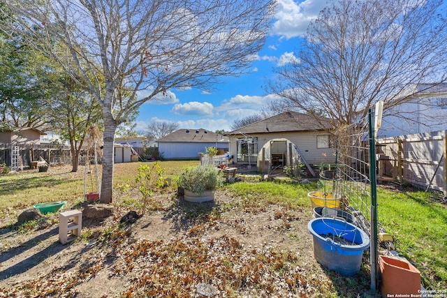 view of yard featuring a shed