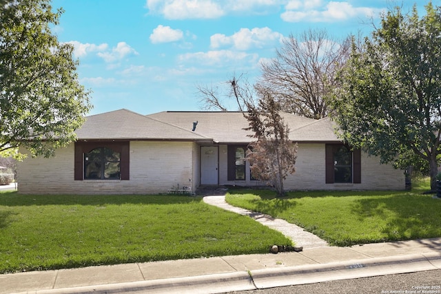 ranch-style house featuring a front yard