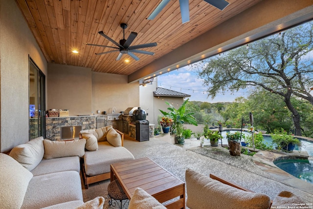 view of patio featuring an outdoor kitchen, an outdoor hangout area, and ceiling fan