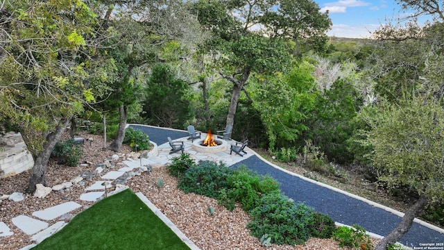 view of yard featuring an outdoor fire pit