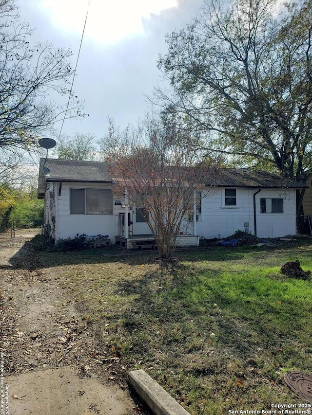 view of front of home featuring a front yard