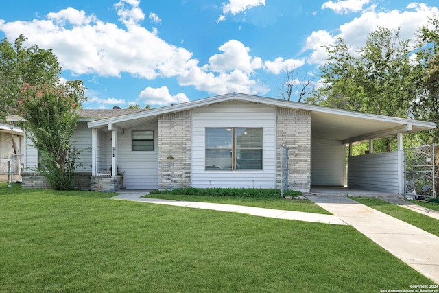 view of front of home with a carport and a front yard