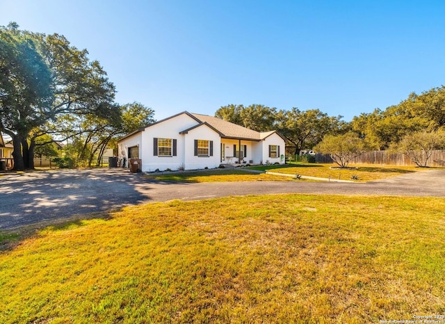 view of front of house featuring a front yard