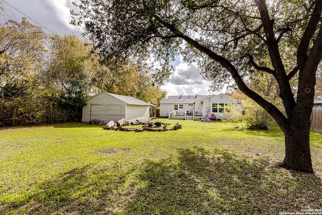 view of yard with an outdoor structure