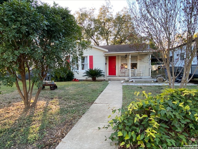 view of front of property with a front yard