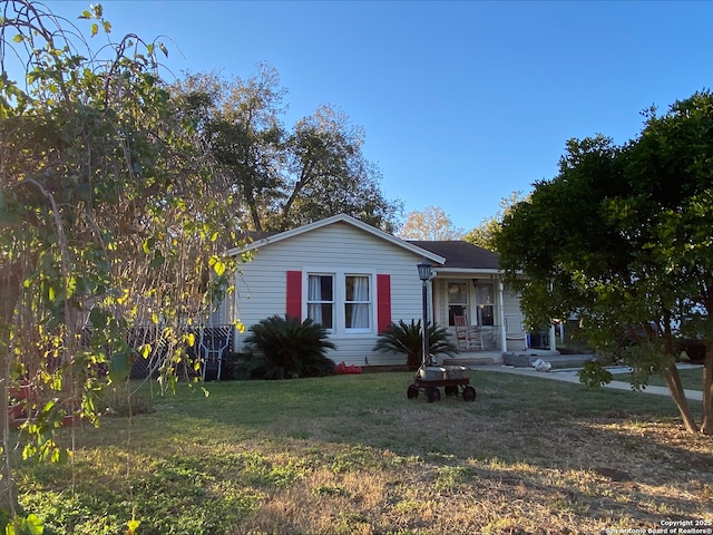 view of front of home featuring a front yard