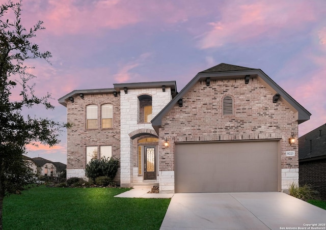 view of front of house featuring a lawn and a garage