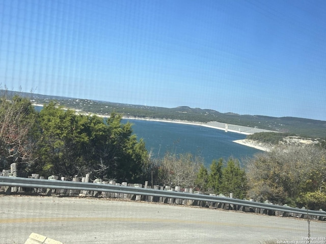 water view with a mountain view