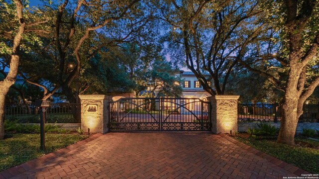 200 Geneseo Rd, Terrell Hills, TX 78209 - gate featuring a fenced front yard