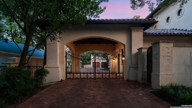 200 Geneseo Rd, Terrell Hills, TX 78209 - view of gate at dusk