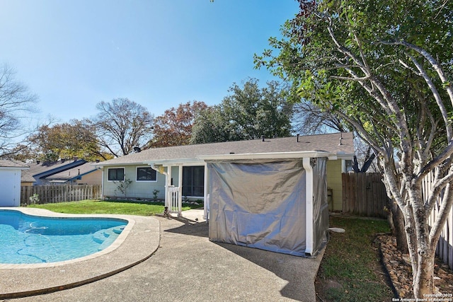 view of swimming pool featuring a patio