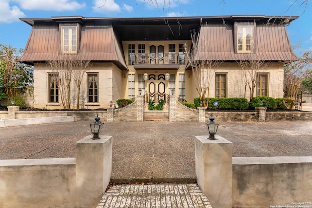 view of front facade featuring a balcony