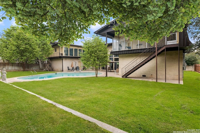 view of yard with a fenced in pool