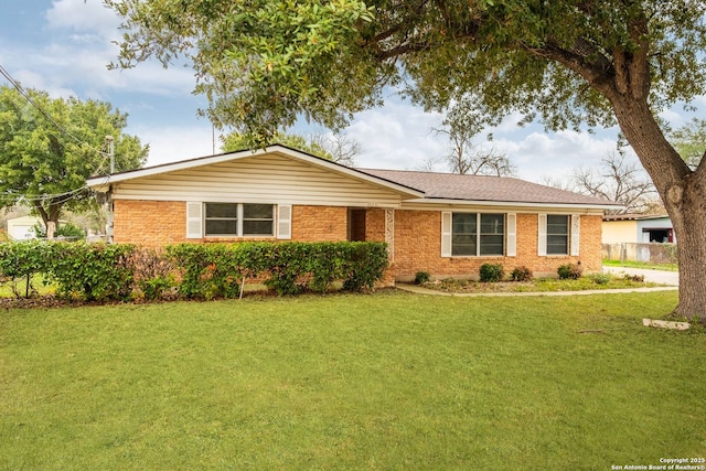 ranch-style home featuring a front lawn