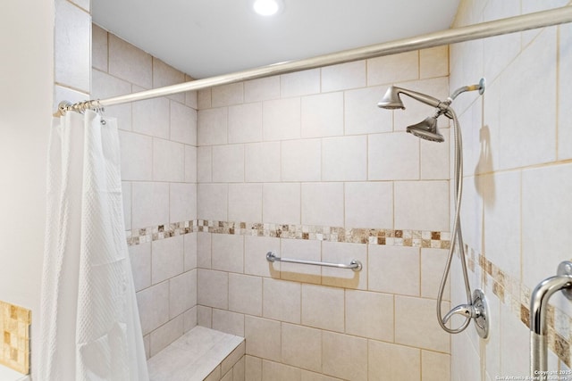 bathroom featuring a shower with shower curtain