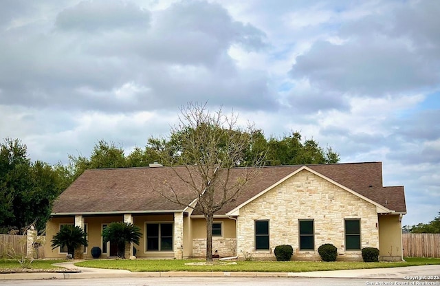 view of front of home featuring a front yard