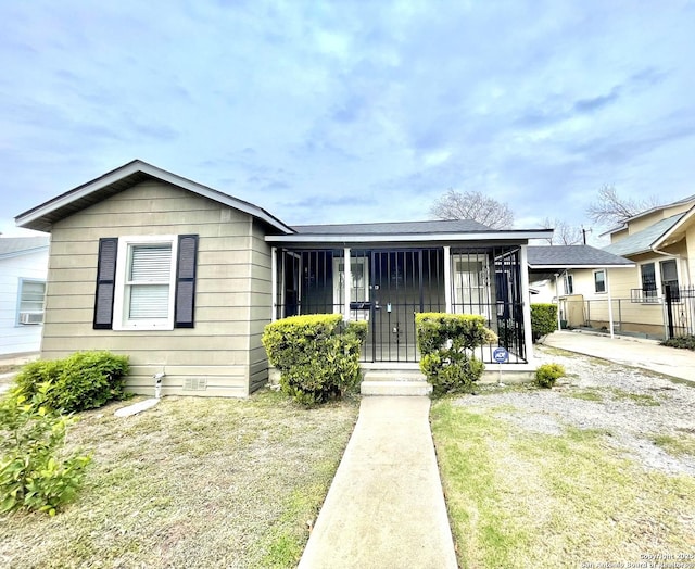 view of front of property featuring covered porch and a front yard