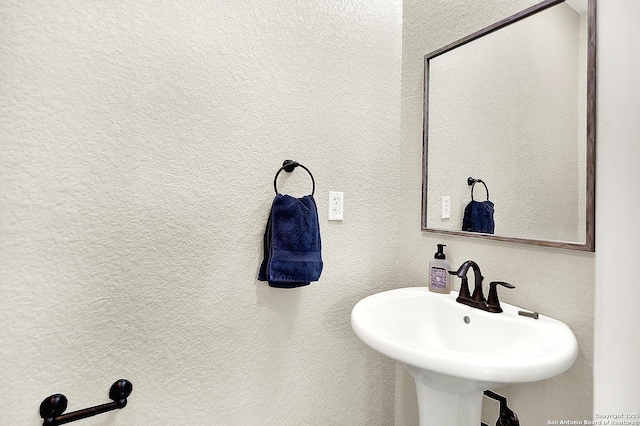 bathroom featuring sink