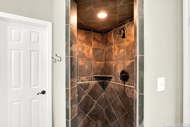 bathroom featuring a tile shower