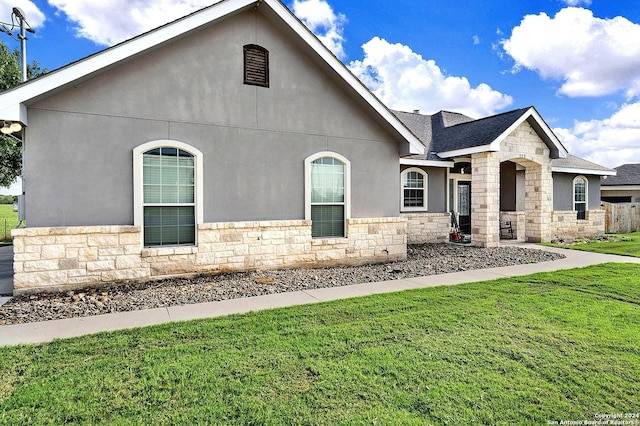 view of front of house with a front lawn