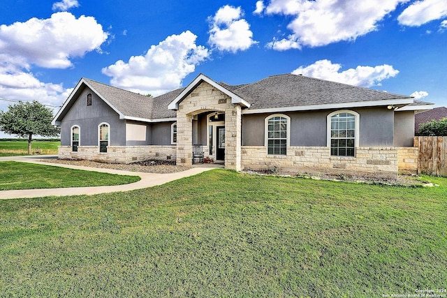 view of front of home featuring a front yard