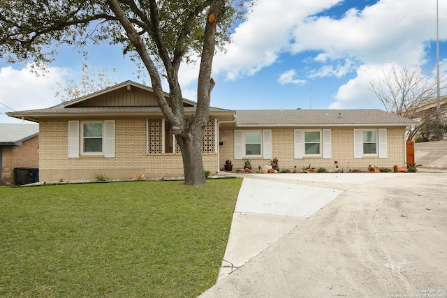 ranch-style house featuring a front lawn