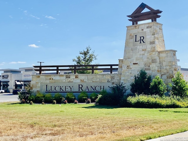 community sign featuring a lawn