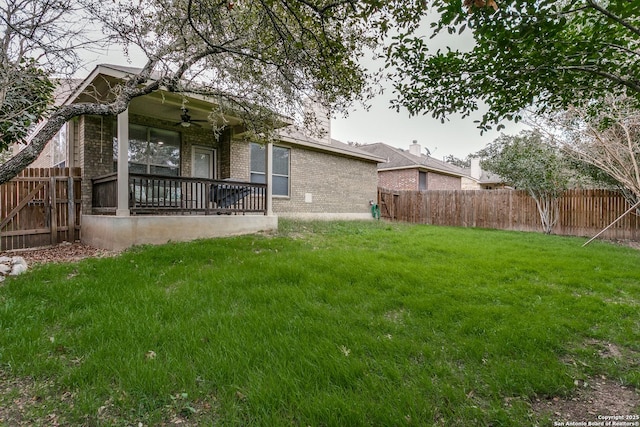 view of yard featuring ceiling fan