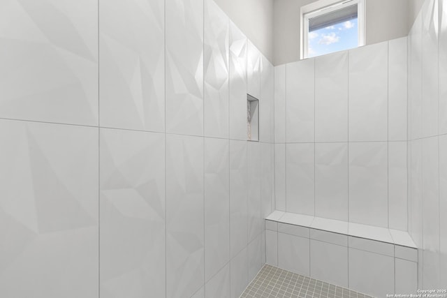 bathroom featuring tiled shower