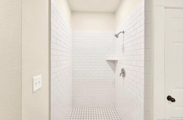 bathroom featuring tiled shower