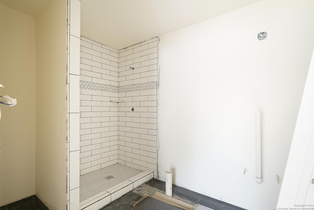 bathroom featuring a tile shower