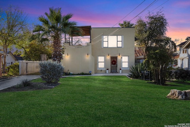 view of front of home featuring a lawn