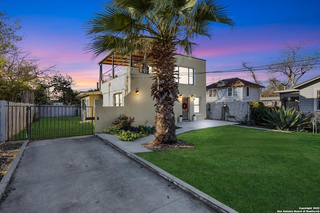 view of front of house featuring a yard