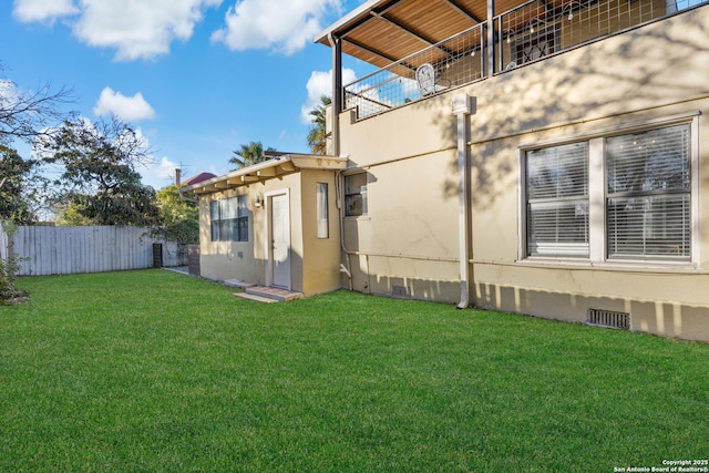 view of side of property featuring a lawn