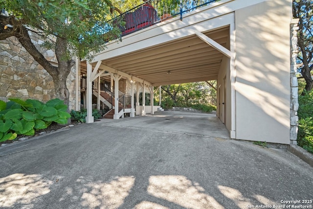 view of vehicle parking featuring a carport