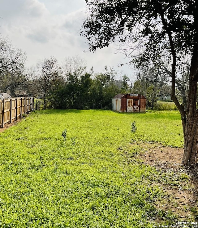 view of yard featuring an outbuilding