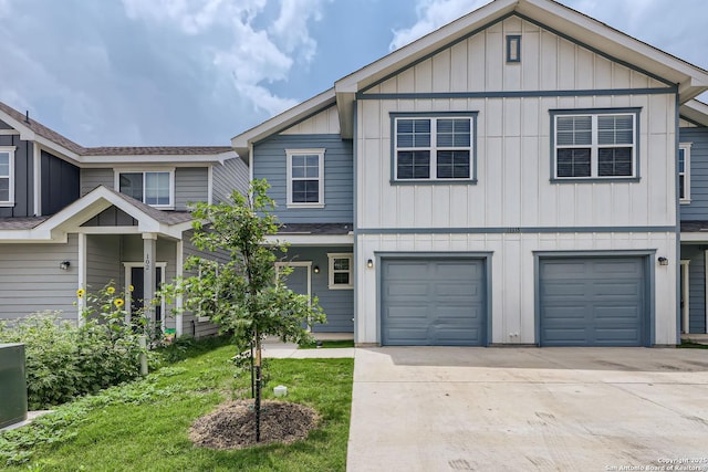 view of front facade featuring a garage