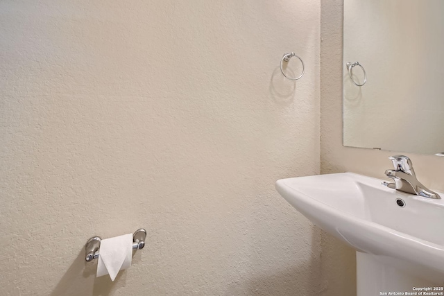 bathroom featuring sink