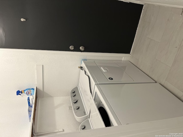 7438 Rimhurst, San Antonio, TX 78250 - laundry room featuring washing machine and clothes dryer