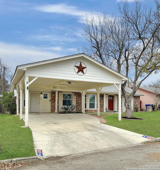 view of front facade featuring a carport and a front lawn