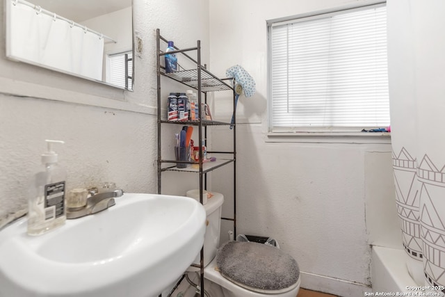 full bathroom with shower / tub combo with curtain, sink, and toilet