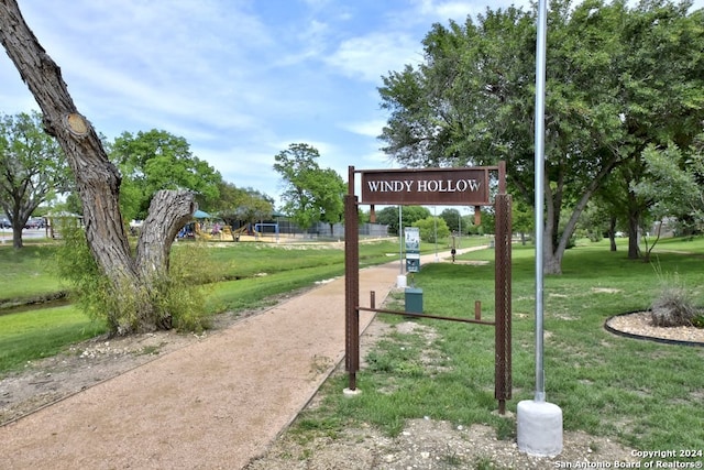 view of property's community featuring a lawn