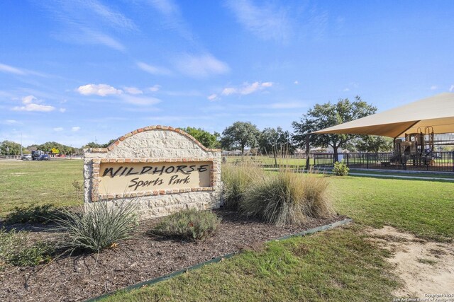 view of property's community featuring a lawn