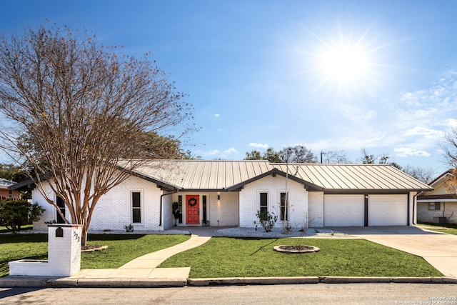 view of front facade featuring a front yard and a garage