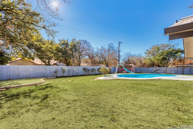 view of yard featuring a fenced in pool