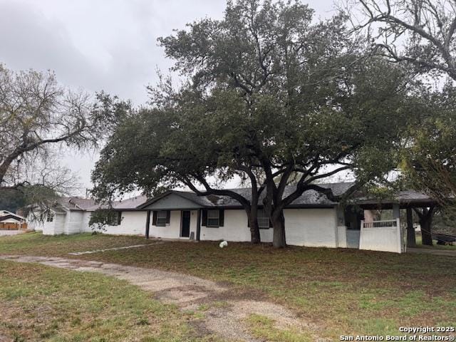 view of front of property with a front lawn